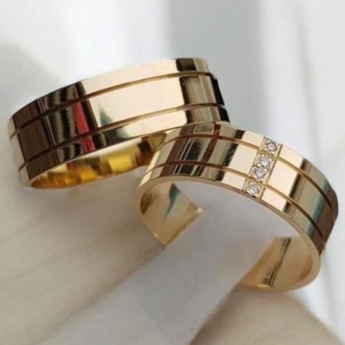 ALIANÇA EM MOEDA COM FRISO E PEDRAS