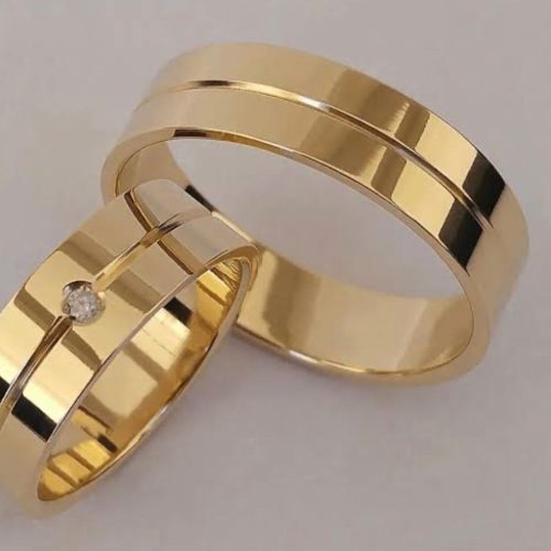 ALIANÇA EM MOEDA COM FRISO E PEDRA